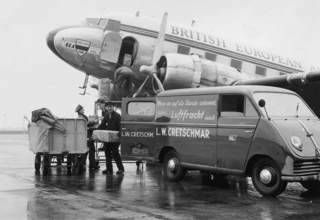 1951 Luftfrachtverladung Flughafen Düsseldorf